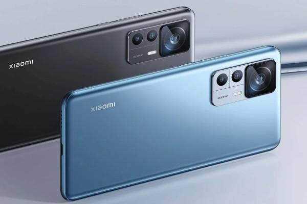 Photo of two Xiaomi phones
