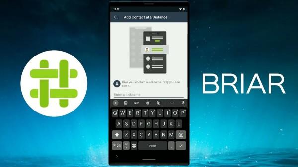 Phone with keyboard, showing the green hash symbol of Briar on the left side, and the word Briar on right