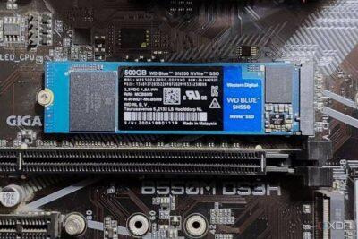 Close view of a section of a motherboard with a rectangular flat board sitting on top of it, with the words Western Digital 500GB WD BLUE SN550 NVMe SSD