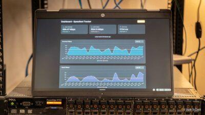 HP laptop displaying a speed test dashboard, showing download speeds of 896.47 Mbps and upload speeds of 854.13 Mbps.