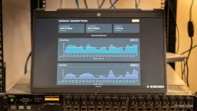HP laptop displaying a speed test dashboard, showing download speeds of 896.47 Mbps and upload speeds of 854.13 Mbps.