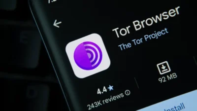 Close-up of the Tor Browser app on a smartphone screen, displaying its logo, rating of 4.4 stars, and download size of 92 MB.